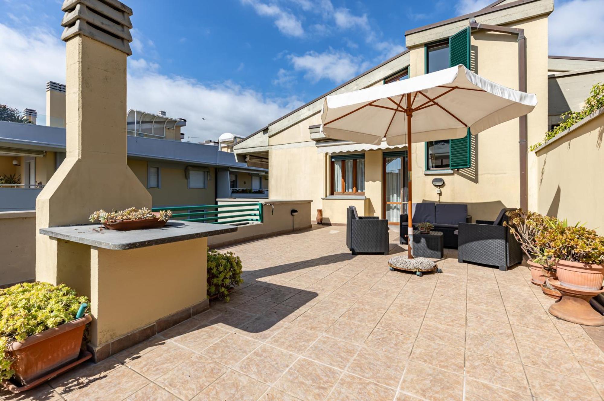 Two-Levels Apartment With Terrace And Parking เวียเรจโจ ภายนอก รูปภาพ