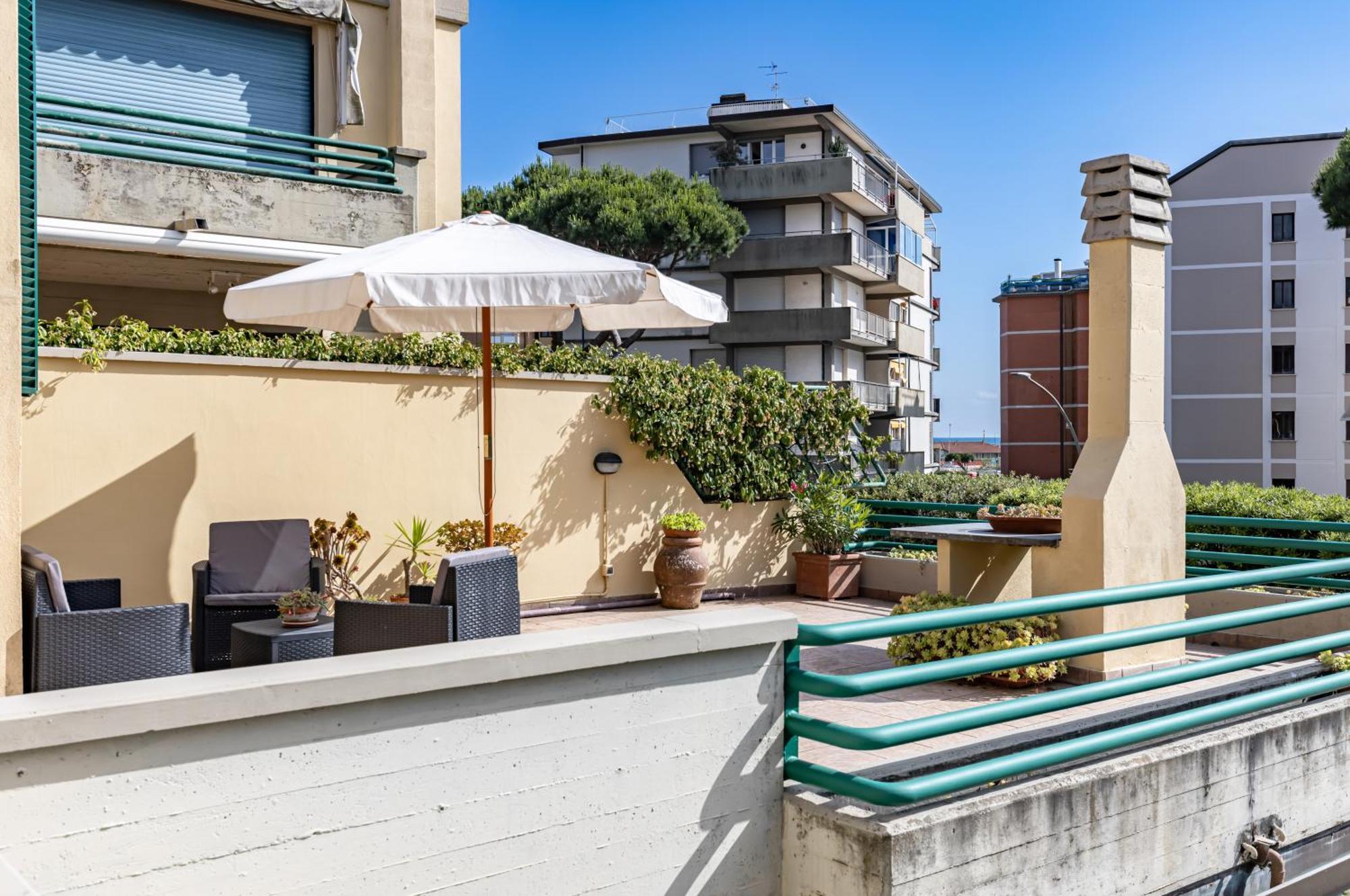Two-Levels Apartment With Terrace And Parking เวียเรจโจ ภายนอก รูปภาพ